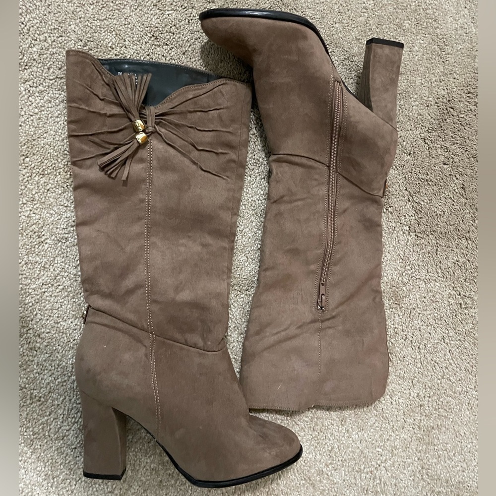 Monet Faux Suede Tan Knee High Boots With Tassels Zippered Closure Women’s 7